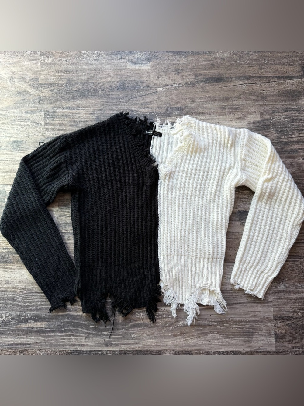 SHEIN black white frayed long sleeve v neck sweater women’s small‎ Cruella Disne